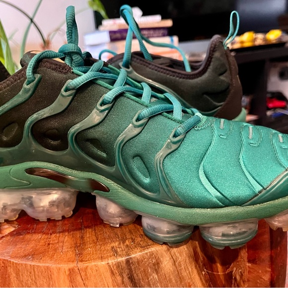 Men's Air Vapormax Plus ATL - Picture 8 of 17
